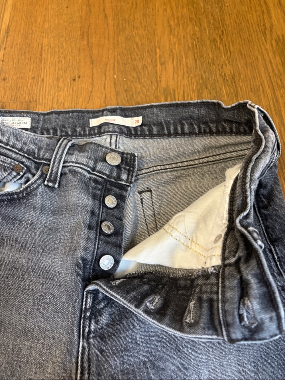Levi’s Women's Grey wedgie Jeans size 28 - Picture 3 of 4